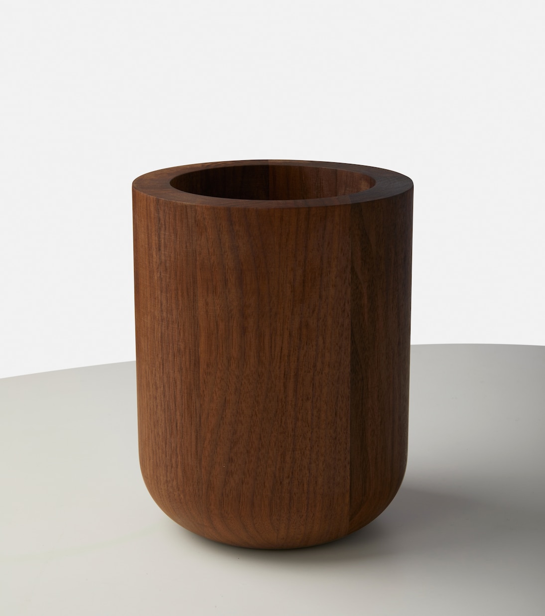 Busk walnut vase | Michaël Verheyden