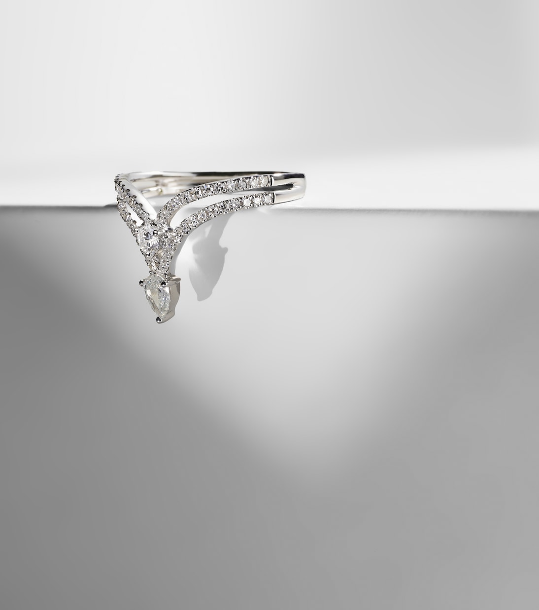 Anello in oro bianco 18kt con diamanti - Eleganza giovanile di SHAY JEWELRY
