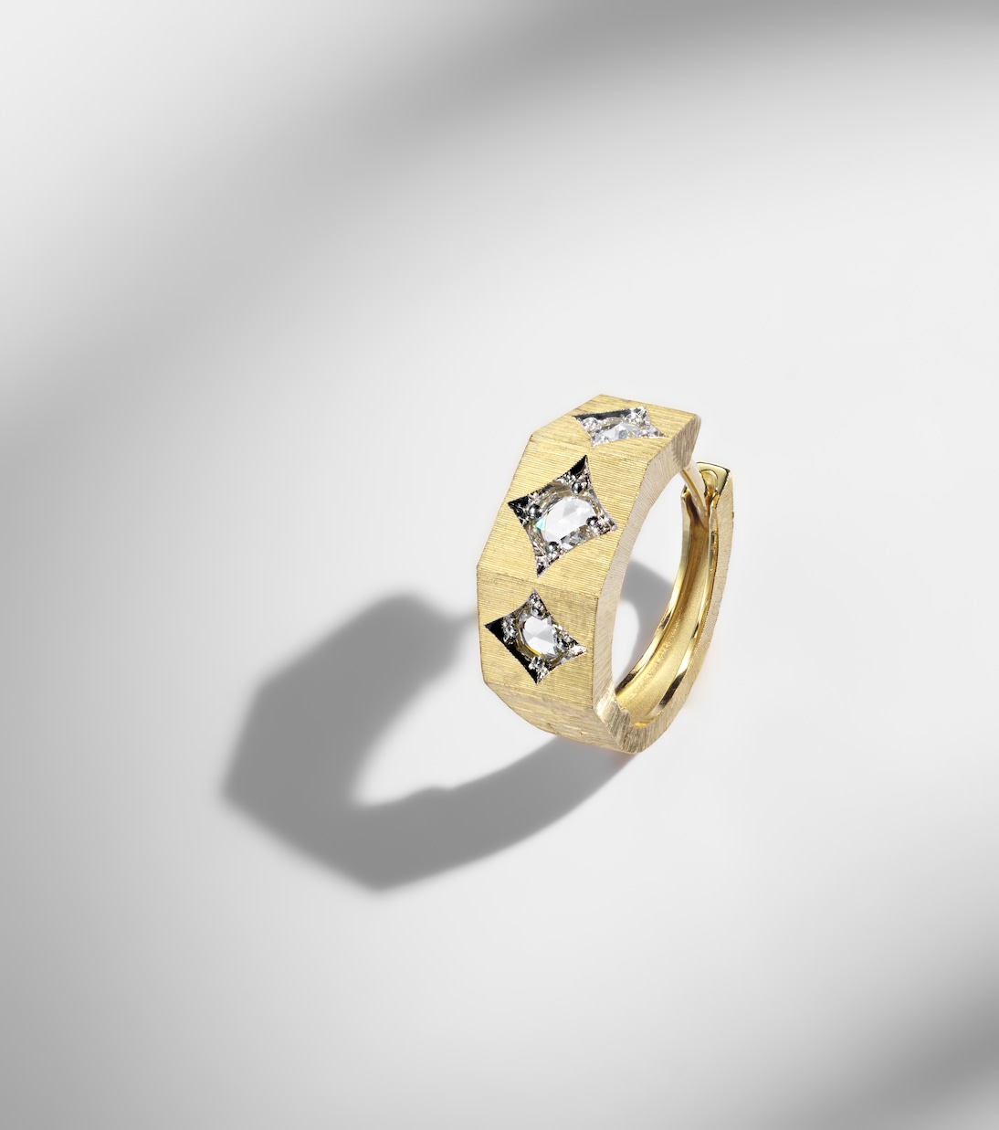 Ecrou Coco 18kt gold single hoop earring | Marie Lichtenberg