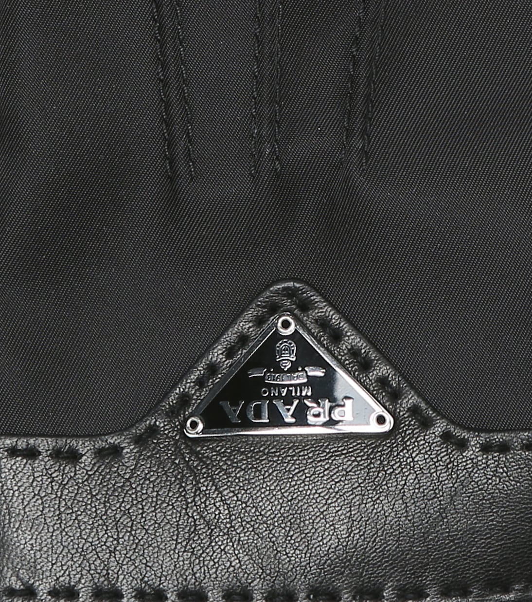 Guanti in pelle e nylon con logo PRADA, stile giovane e moderno