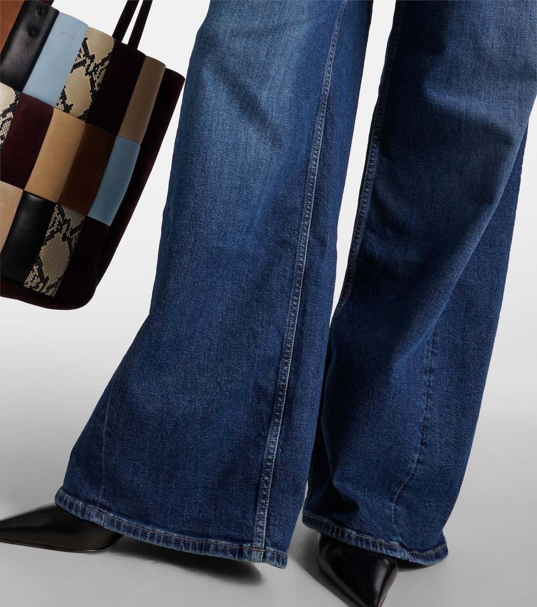 جينز بقصّة واسعة وخصر عالي | AG Jeans