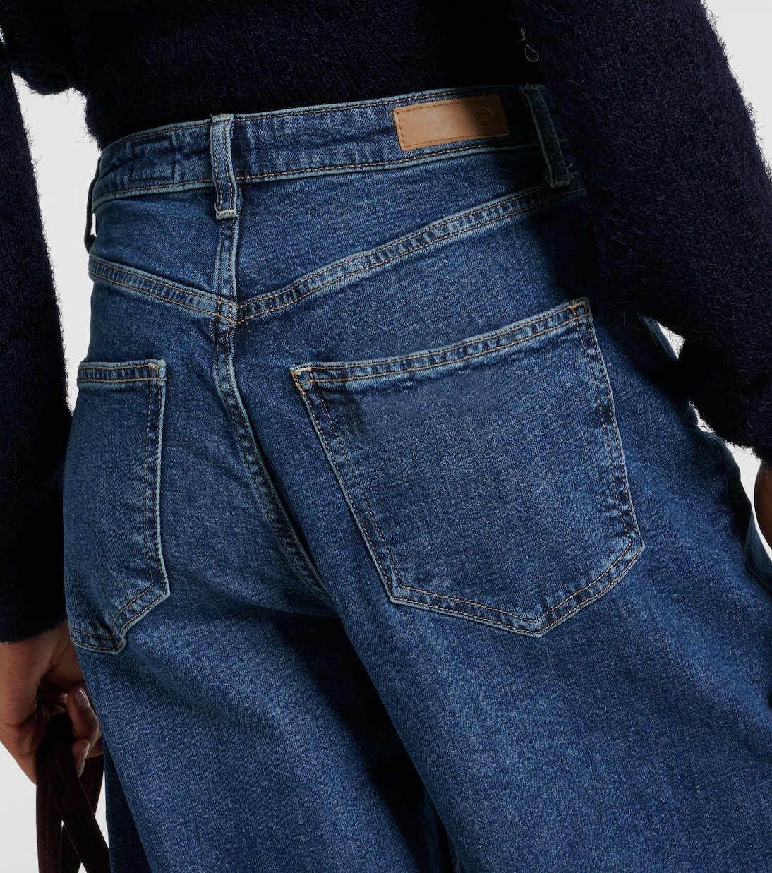 جينز بقصّة واسعة وخصر عالي | AG Jeans