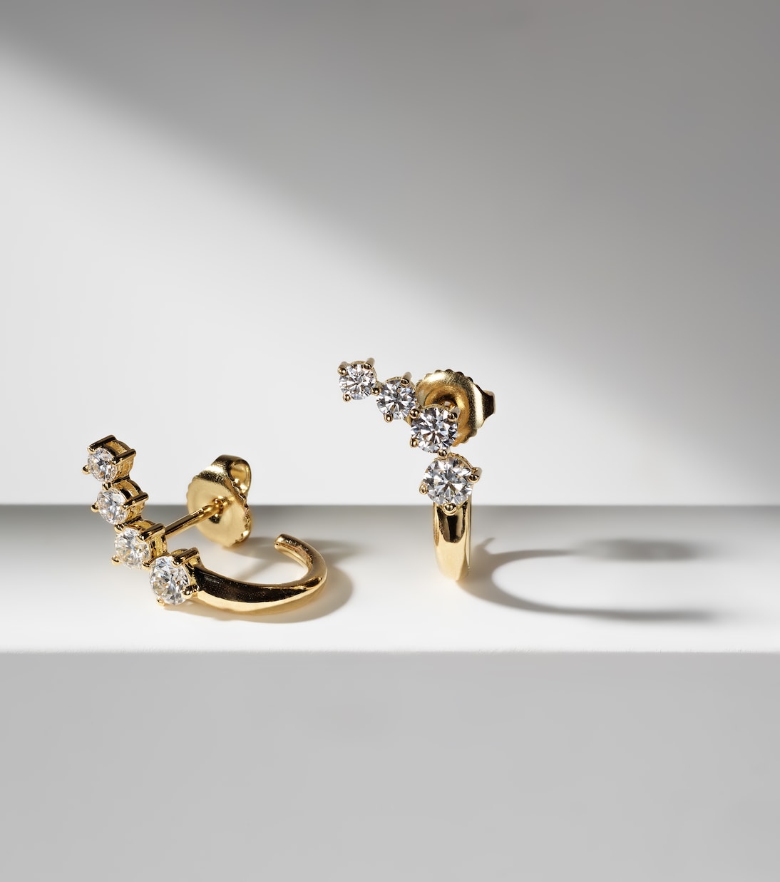 Orecchini Aria Dagger Huggie in oro 18kt con diamanti, design giovane e moderno