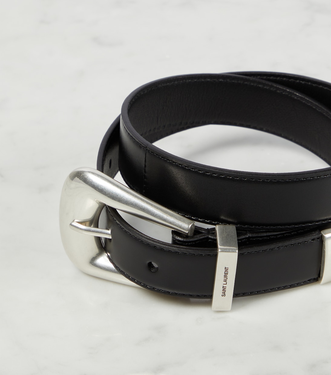 Cintura in pelle folk Saint Laurent per uno stile giovane e trendy