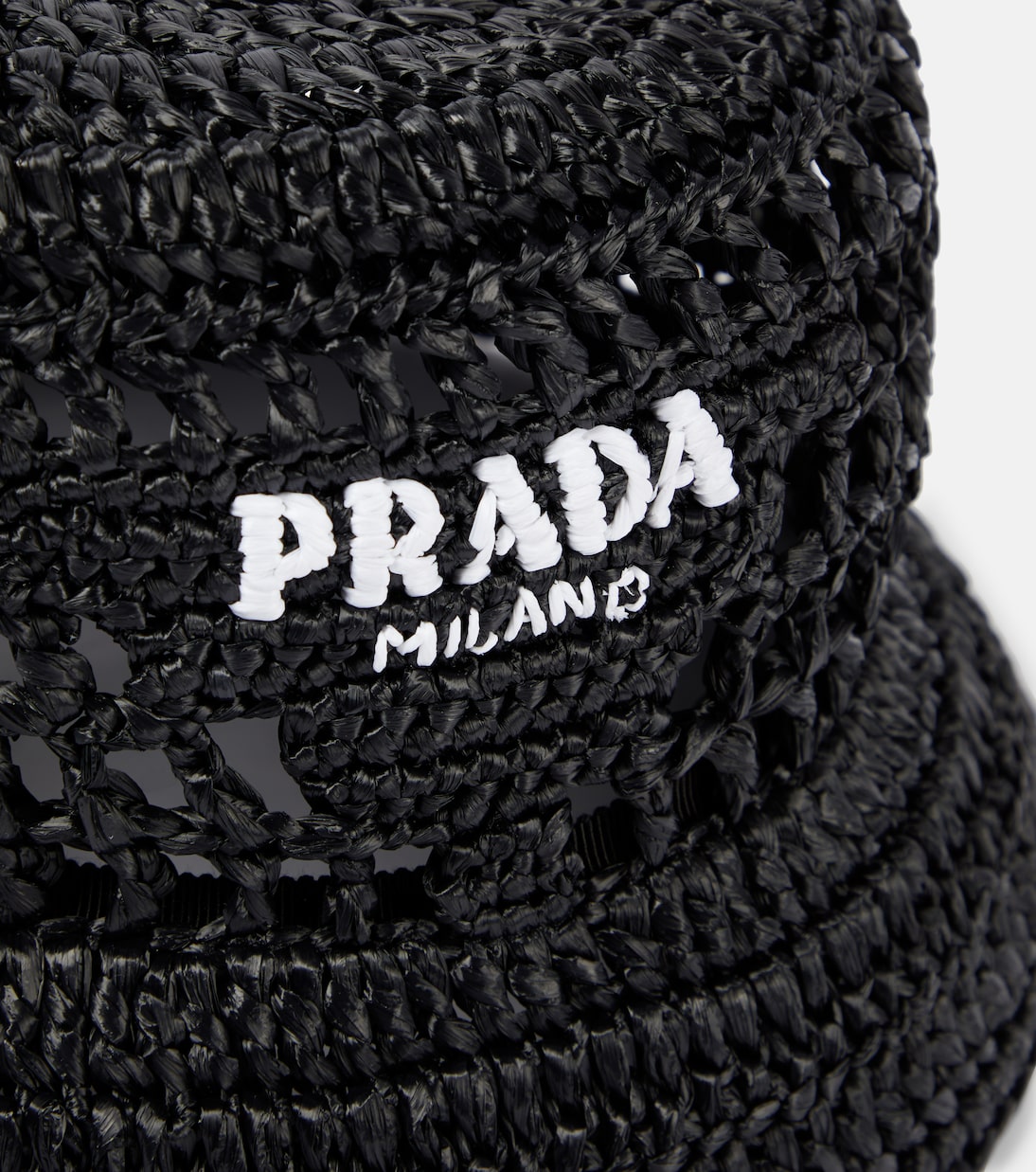 Cappello a secchiello PRADA con logo, stile giovane e trendy
