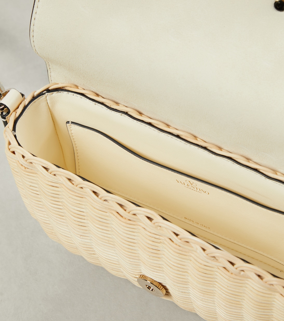 Bolso Locò Small con ribete de piel | Valentino Garavani