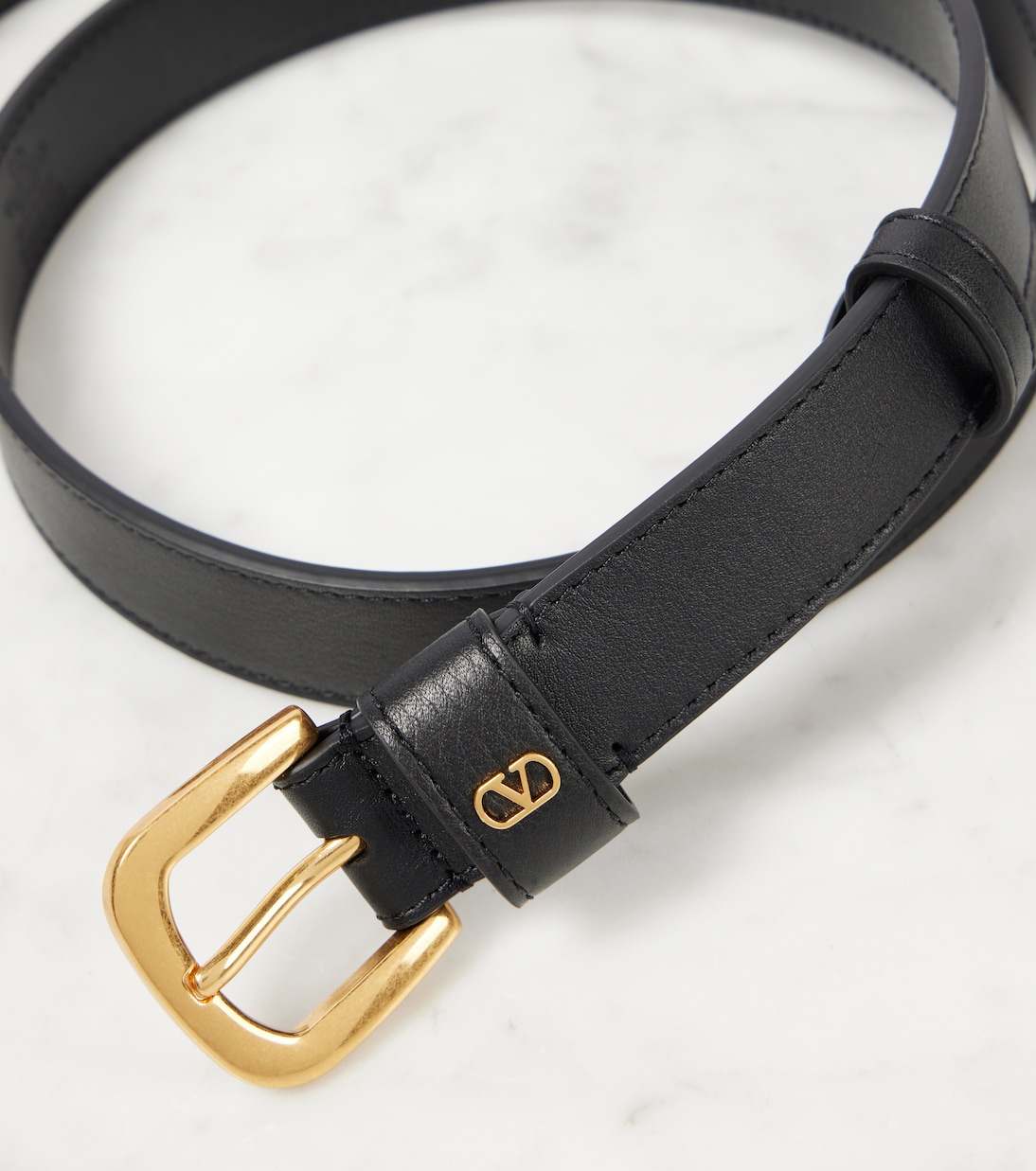 Cintura in pelle con logo V di VALENTINO GARAVANI, stile giovane e trendy