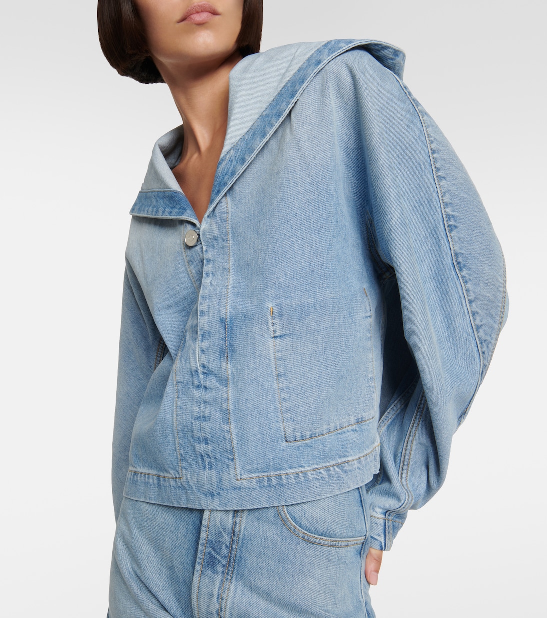 Chaqueta Corta de Denim Alaïa para Jóvenes con Estilo