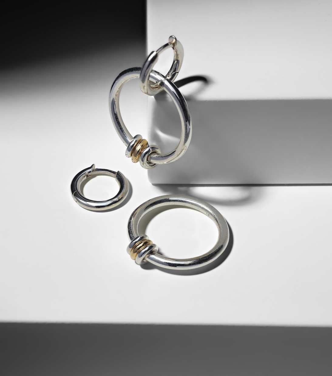 Orecchini a cerchio Sirius Versa in argento sterling e oro 18kt | Spinelli Kilcollin