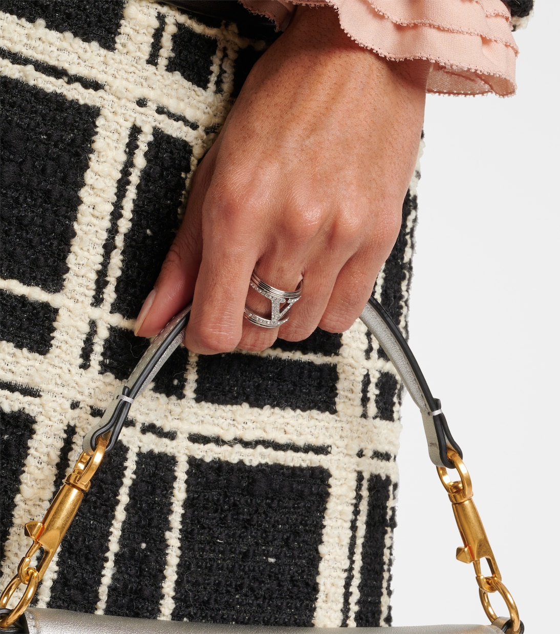 Anello VLogo VALENTINO con cristalli scintillanti per uno stile giovane e trendy