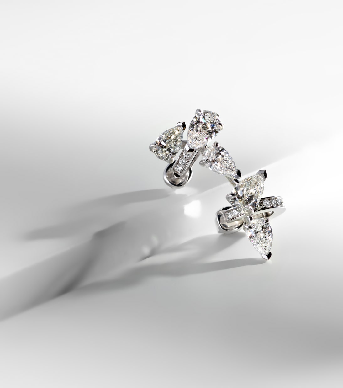 Orecchino a fascia in oro bianco 18kt con diamanti - Design moderno per giovani