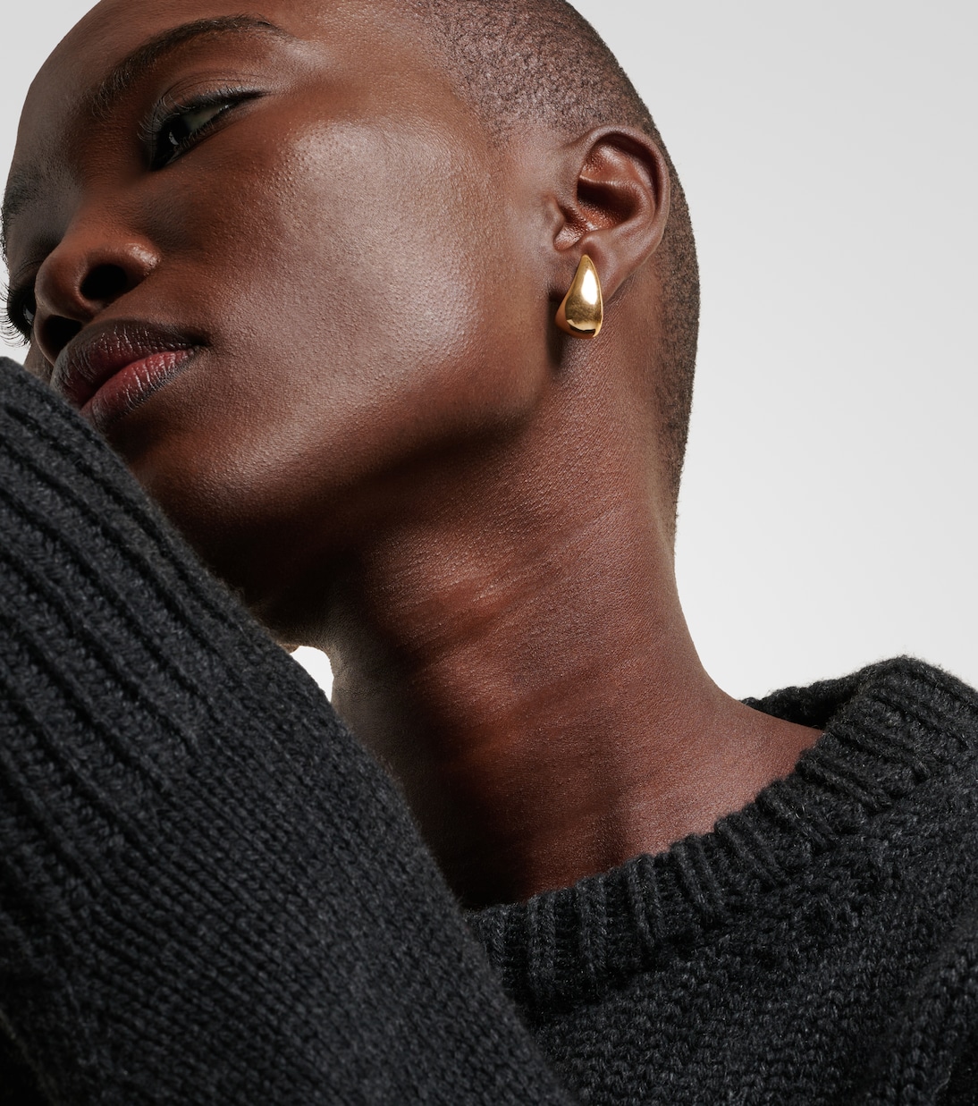 Orecchini in oro 18kt con design artiglio firmati ANITA KO, perfetti per uno stile giovane e audace.