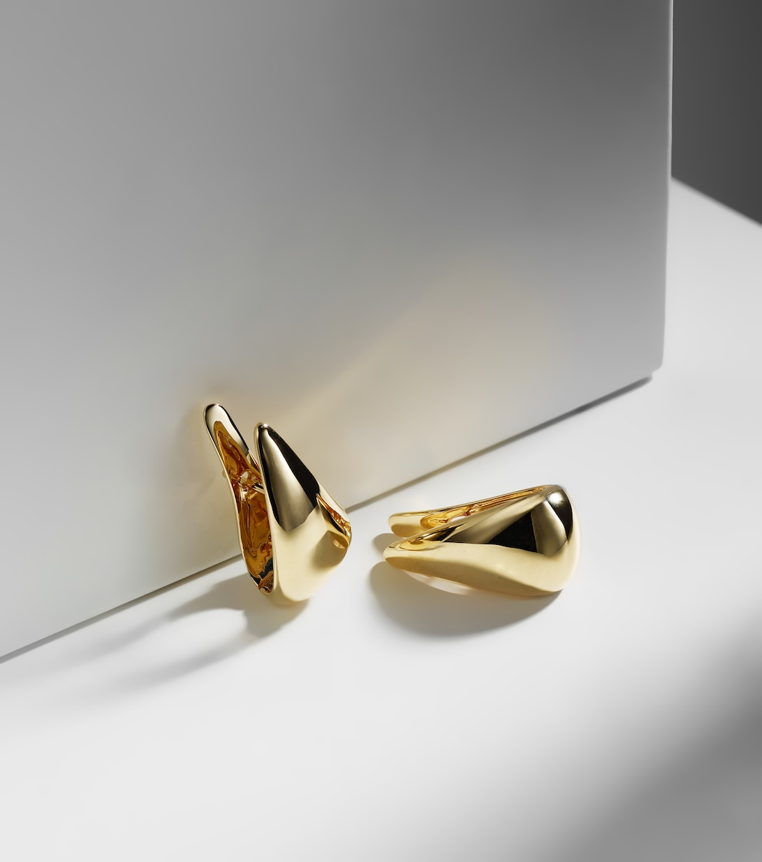 Orecchini in oro 18kt con design artiglio firmati ANITA KO, perfetti per uno stile giovane e audace.