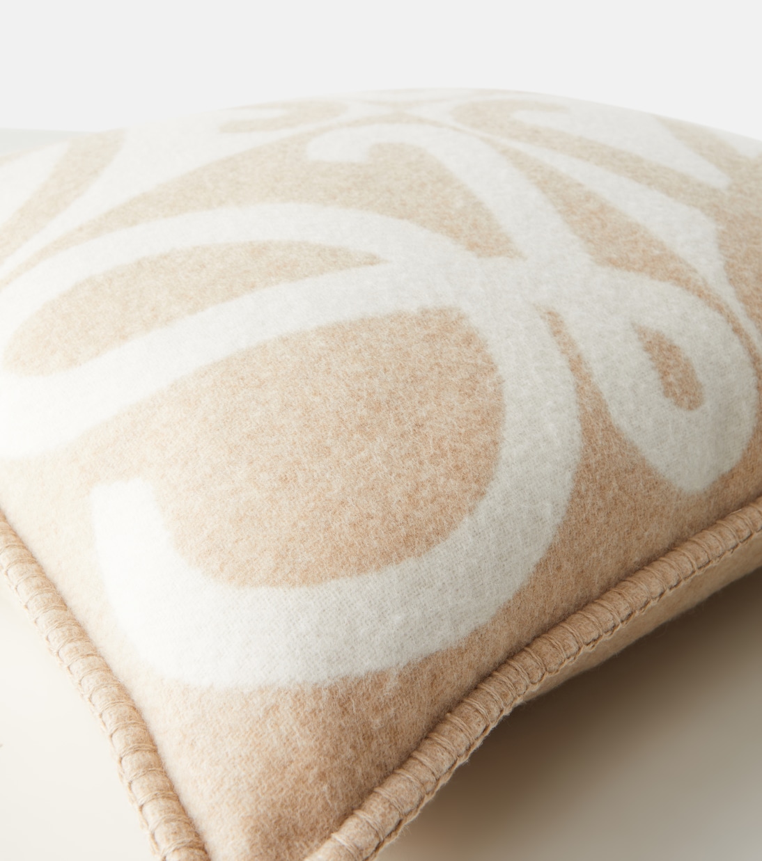 Cojín de lana y cachemir con logo en jacquard  | Loewe