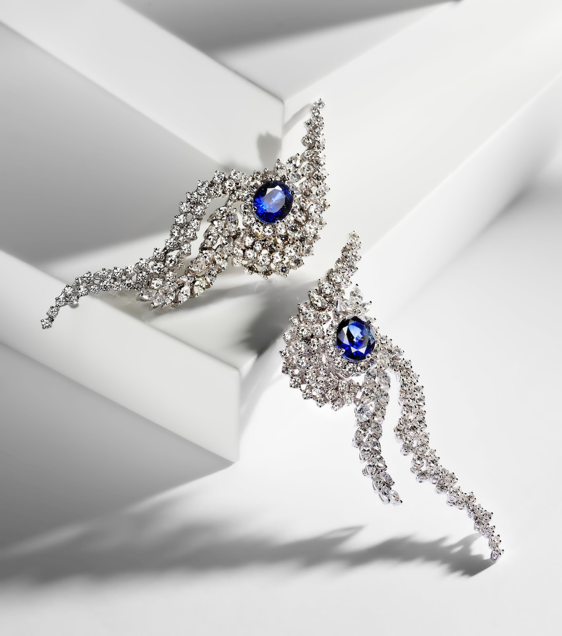 Orecchini in oro bianco 18kt con diamanti e zaffiri | Yeprem