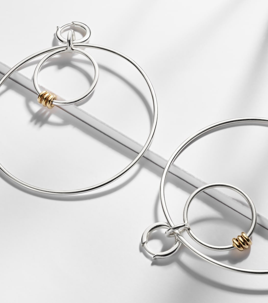 Orecchini a cerchio Echo in argento sterling e oro 18kt | Spinelli Kilcollin