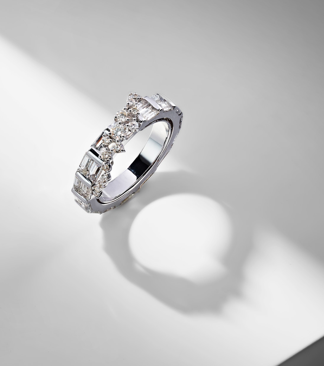 Anello Scatter in oro bianco con zaffiri e diamanti | Ananya