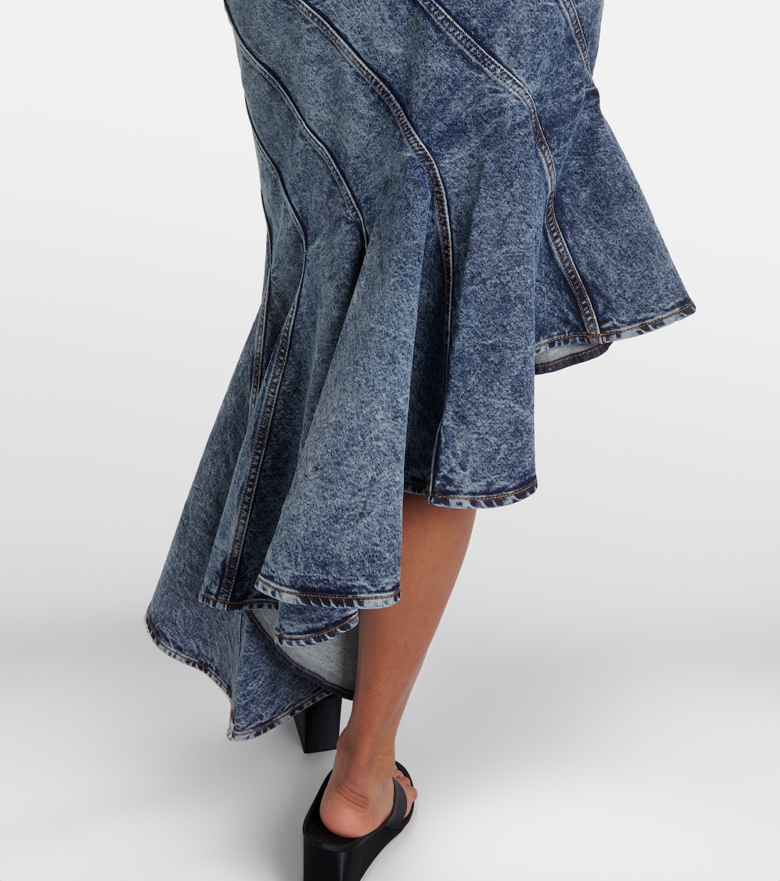 Falda midi Spiral de denim asimétrica | Alaïa