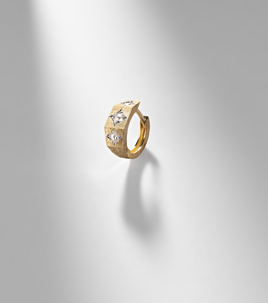 Einzelner Ohrring Ecrou Coco aus 18kt Gelbgold mit Diamanten | Marie Lichtenberg