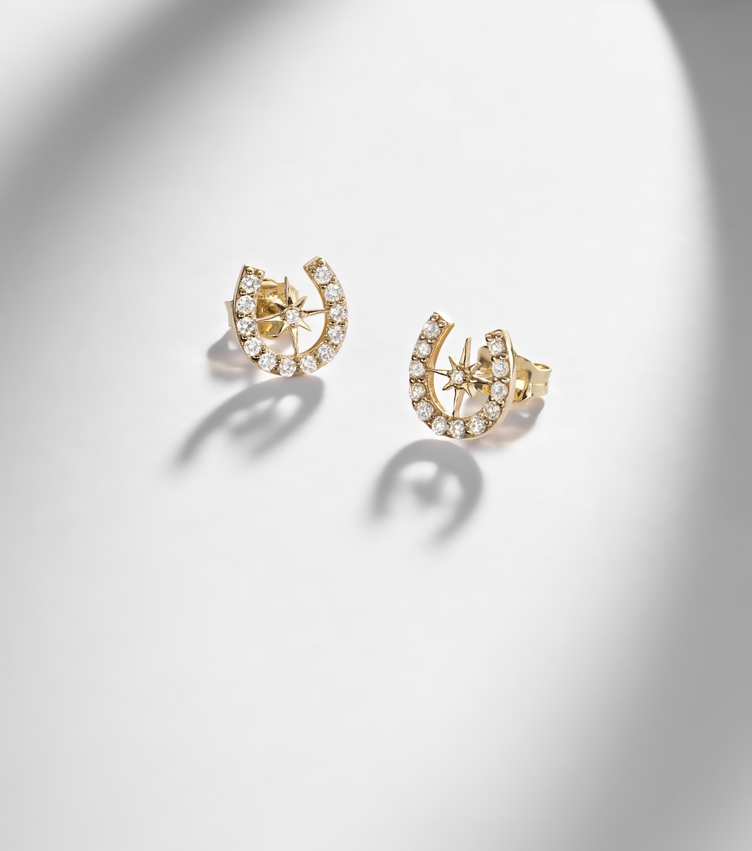 Ohrringe Horseshoe Starburst aus 14kt Gelbgold (585/1000) mit Diamanten | Sydney Evan