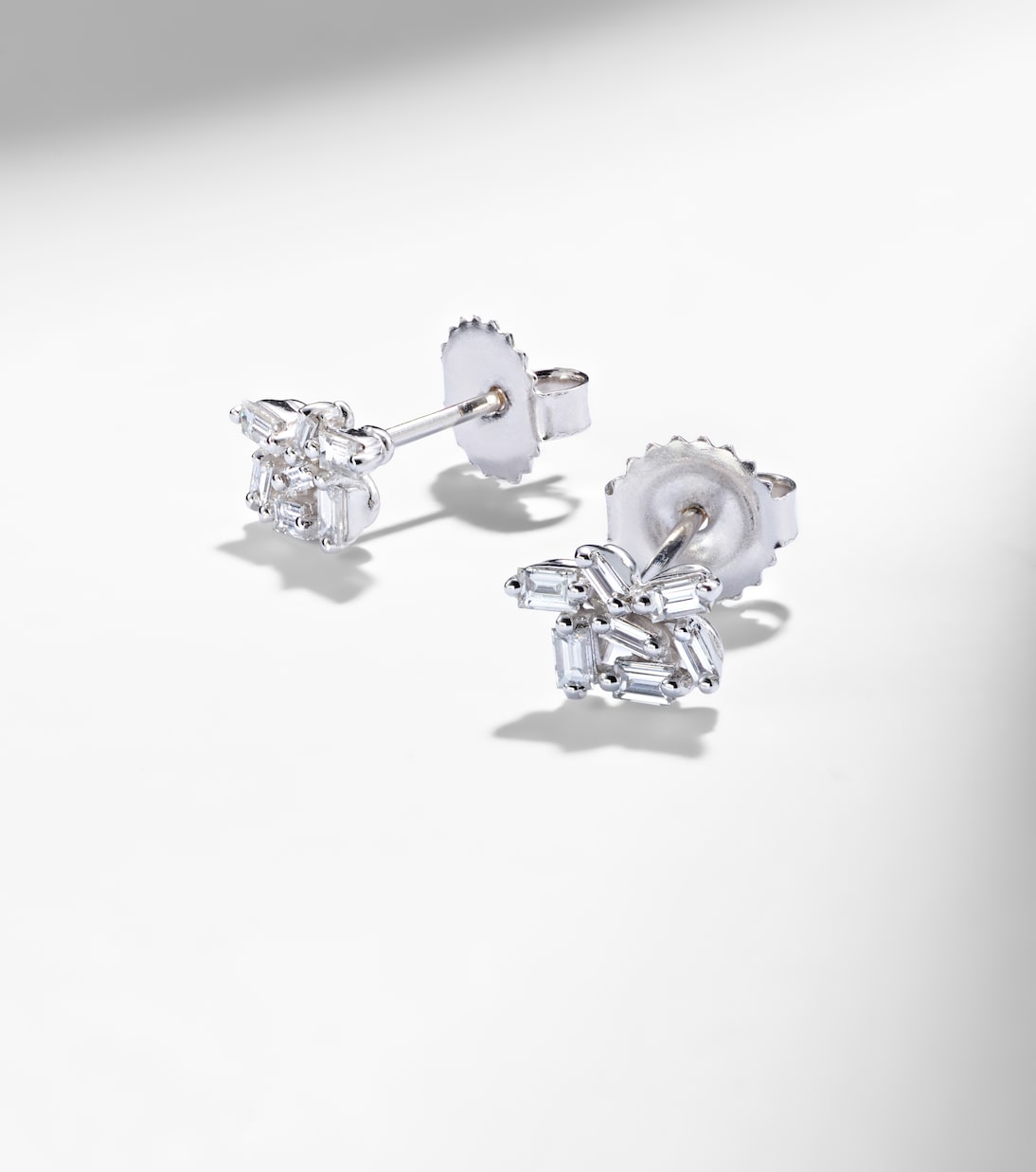 Classic 18kt white gold (750/1000) stud earrings with diamonds | Suzanne Kalan