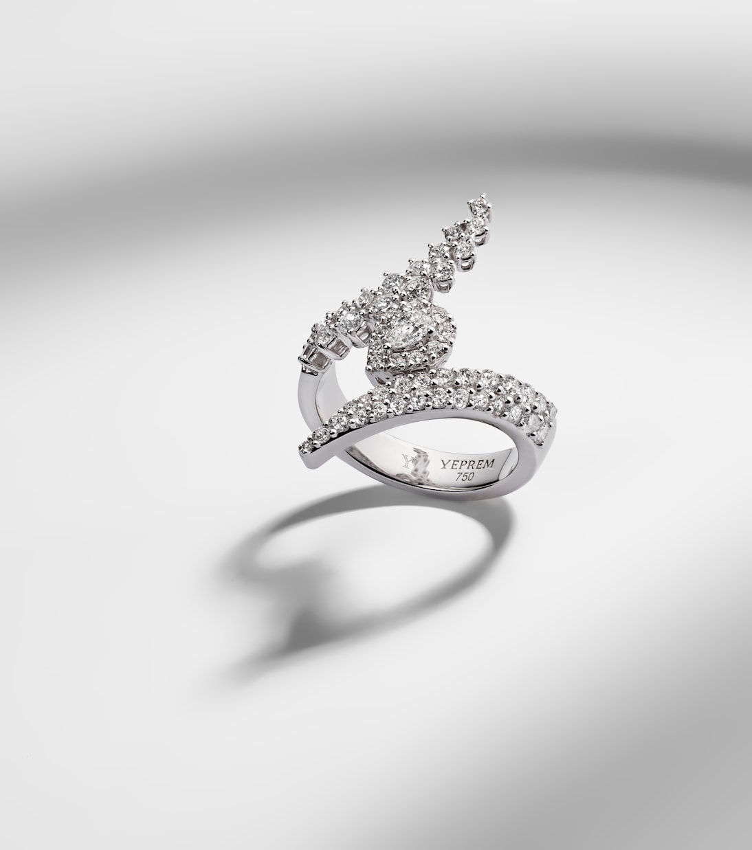 Anello Y-Not in oro bianco 18kt con diamanti | Yeprem