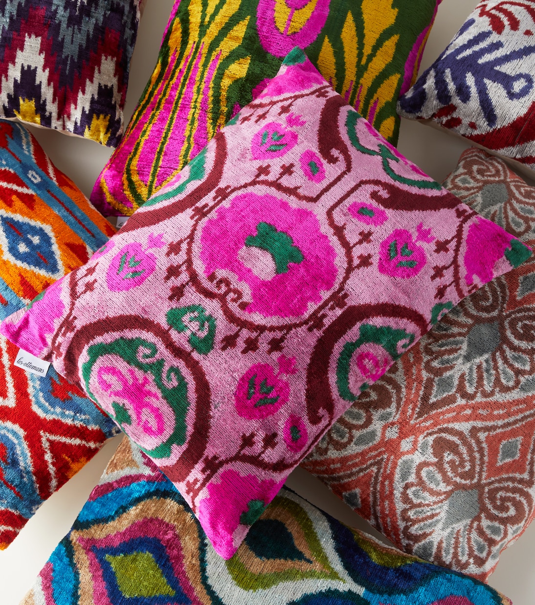 Silk velvet cushion | Les-Ottomans