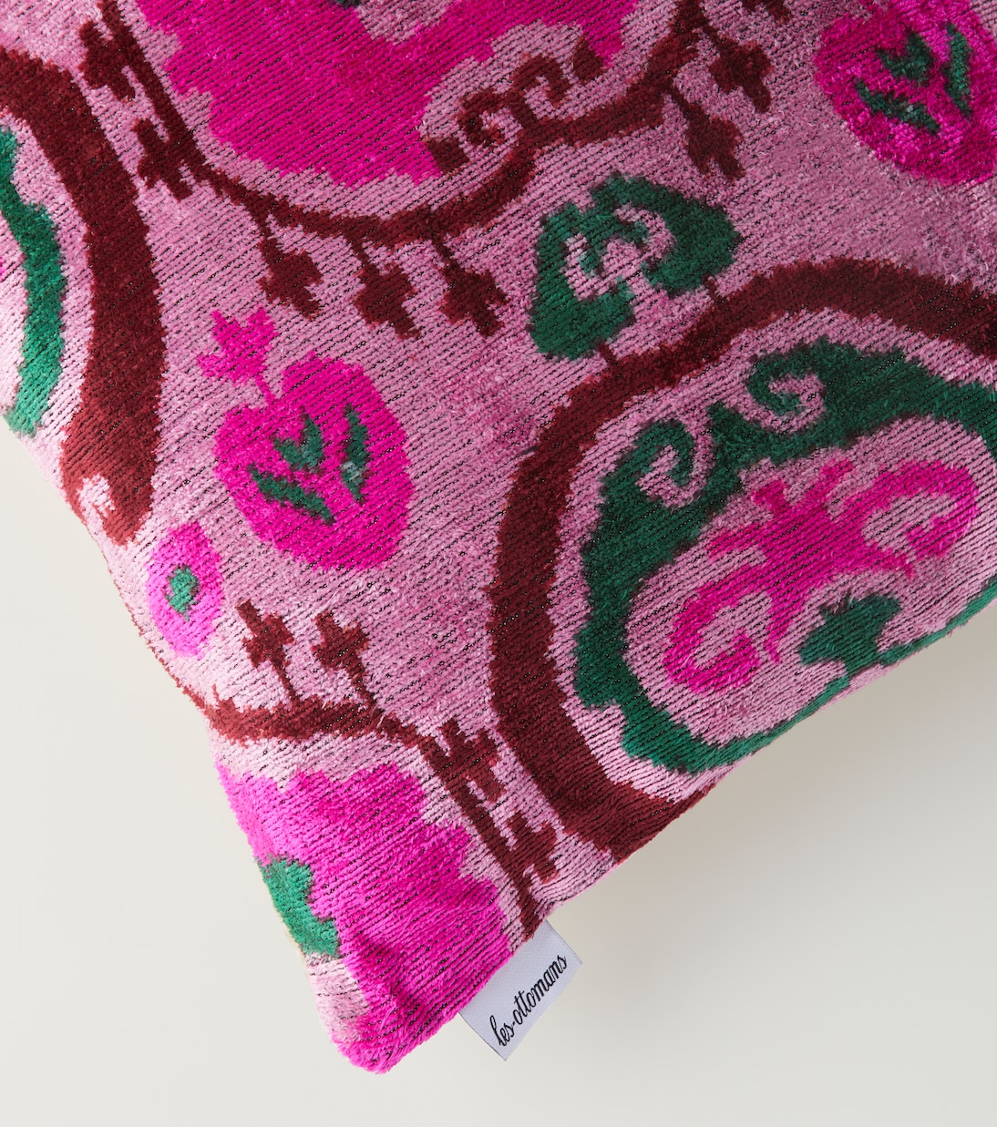 Silk velvet cushion | Les-Ottomans