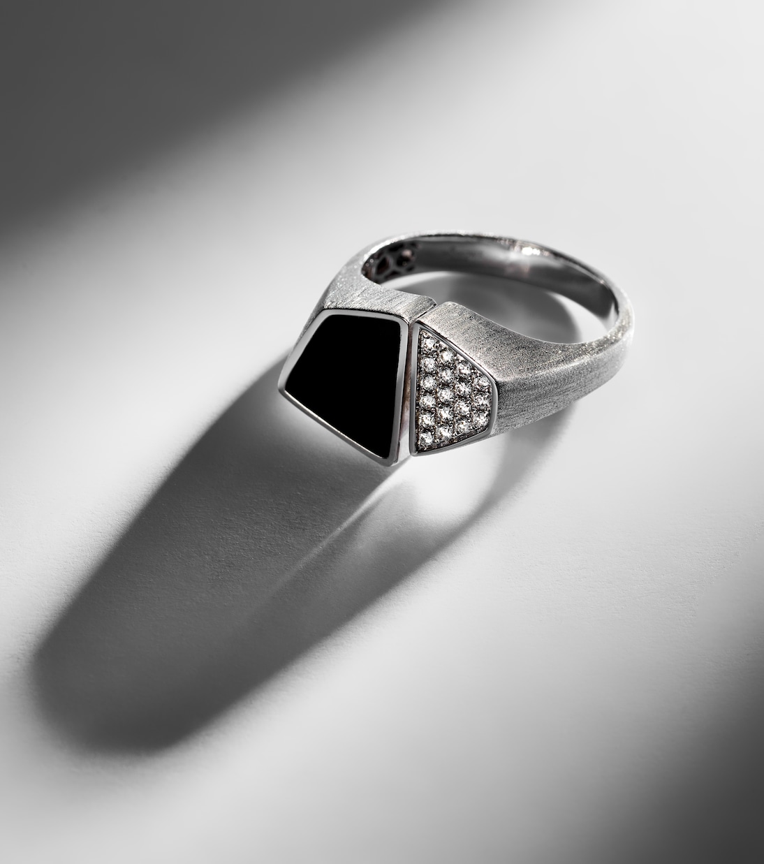 Anello Esteve in oro bianco 9kt con diamanti e onice | Rainbow K