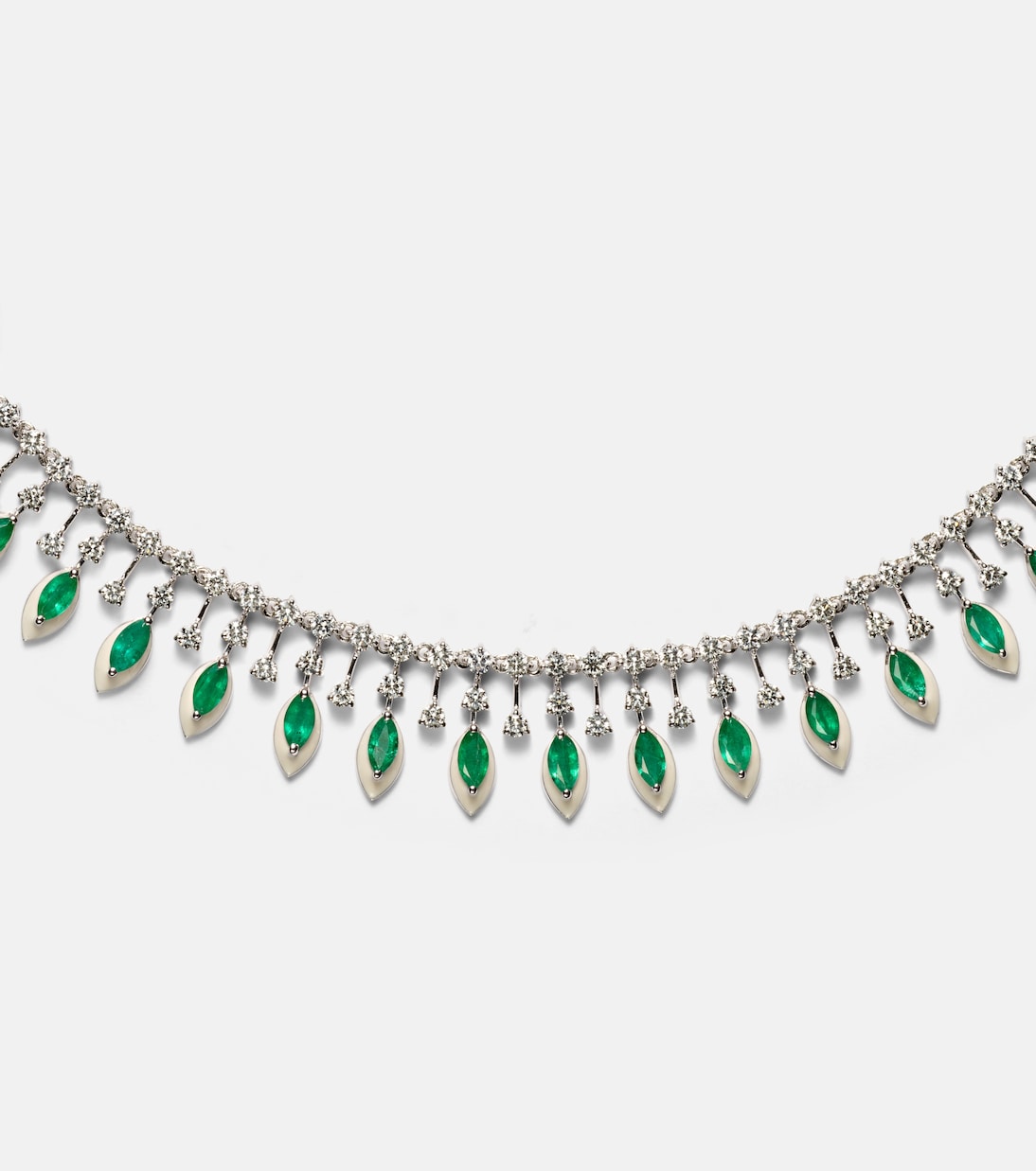 Collana moderna in oro bianco 18kt con diamanti, design giovane ed elegante