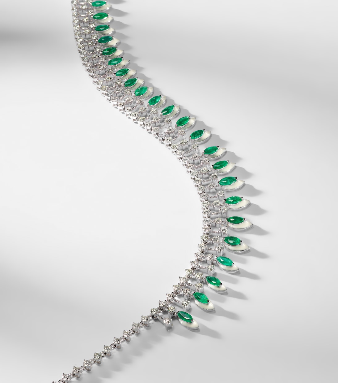 Collana moderna in oro bianco 18kt con diamanti, design giovane ed elegante