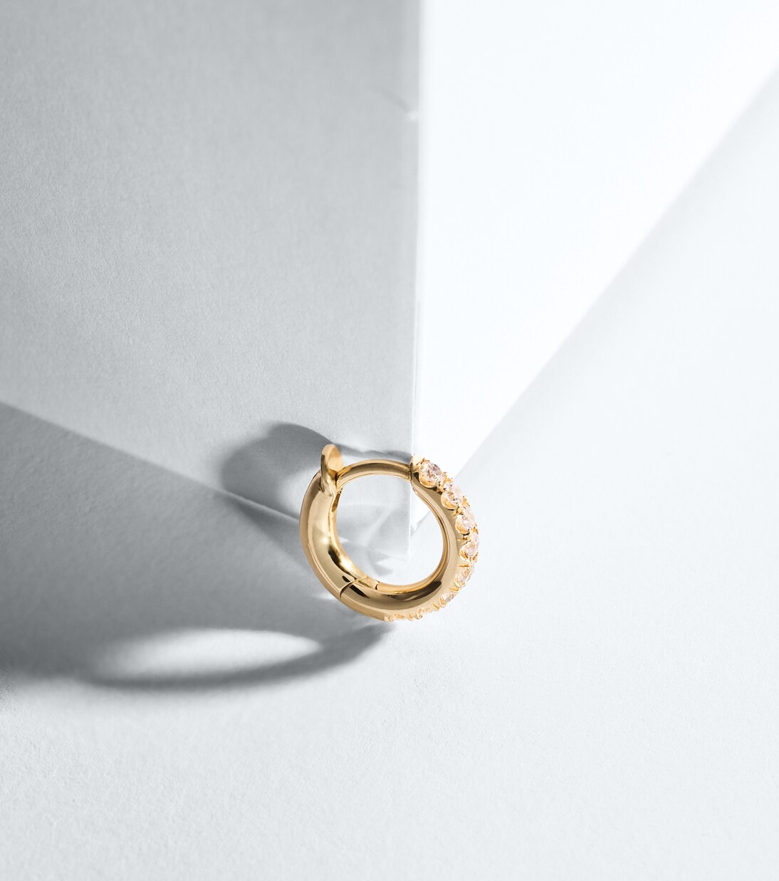 Pendiente individual Micro Hoop Mini de oro de 18 ct con diamantes | Spinelli Kilcollin