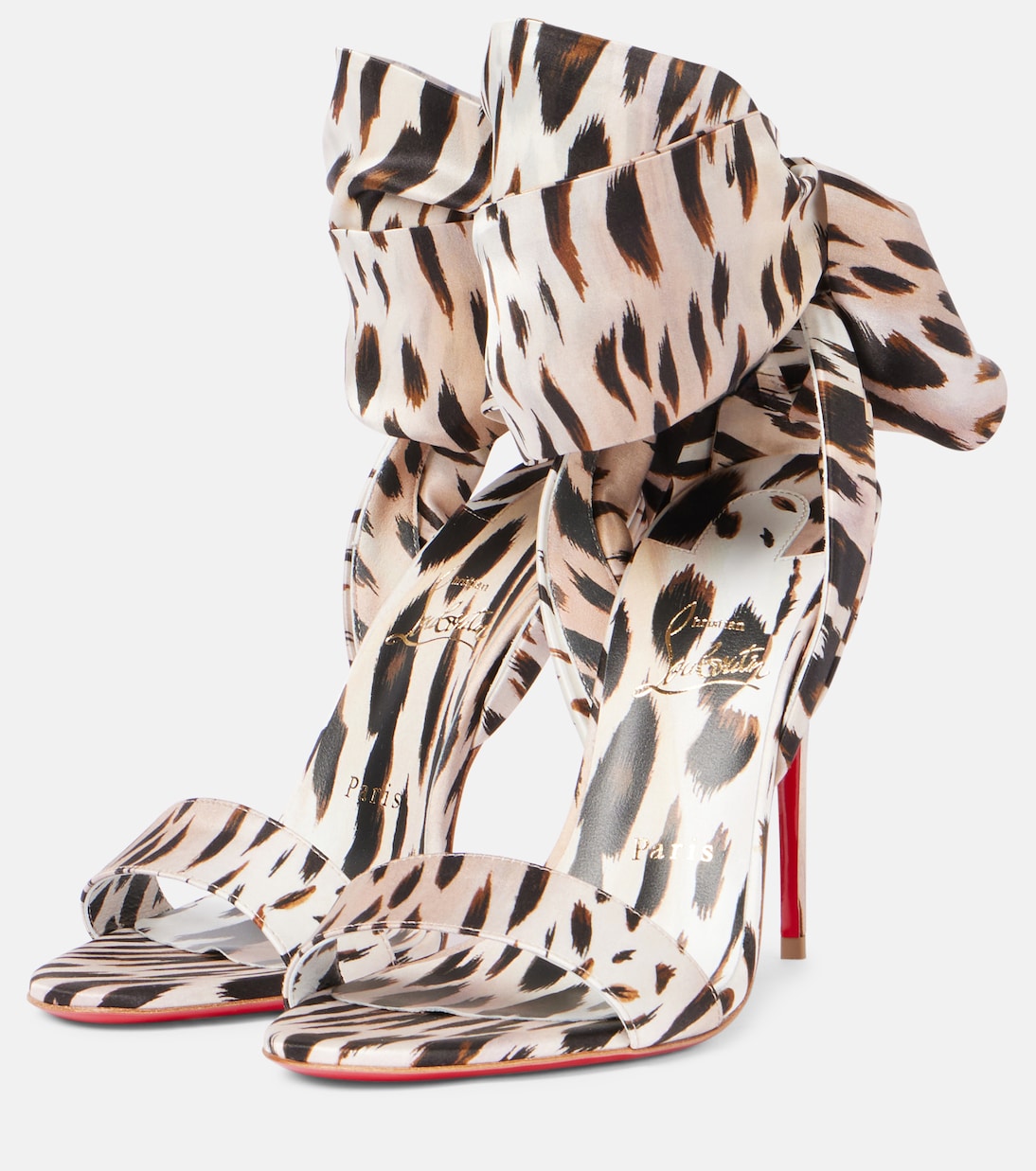 Sandali estivi in crêpe satinato di CHRISTIAN LOUBOUTIN per un look giovane e chic