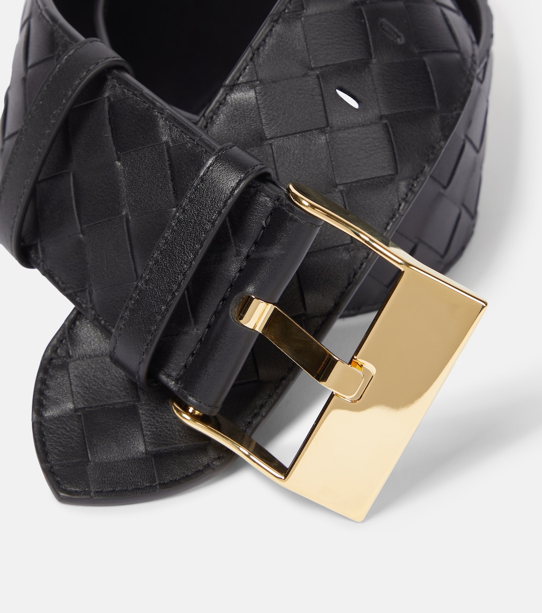 Cintura in pelle Intrecciato BOTTEGA VENETA per un look giovane e moderno