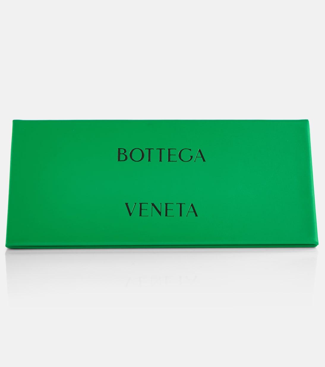 Occhiali da sole Bottega Veneta a forma di gatto, stile giovane e audace