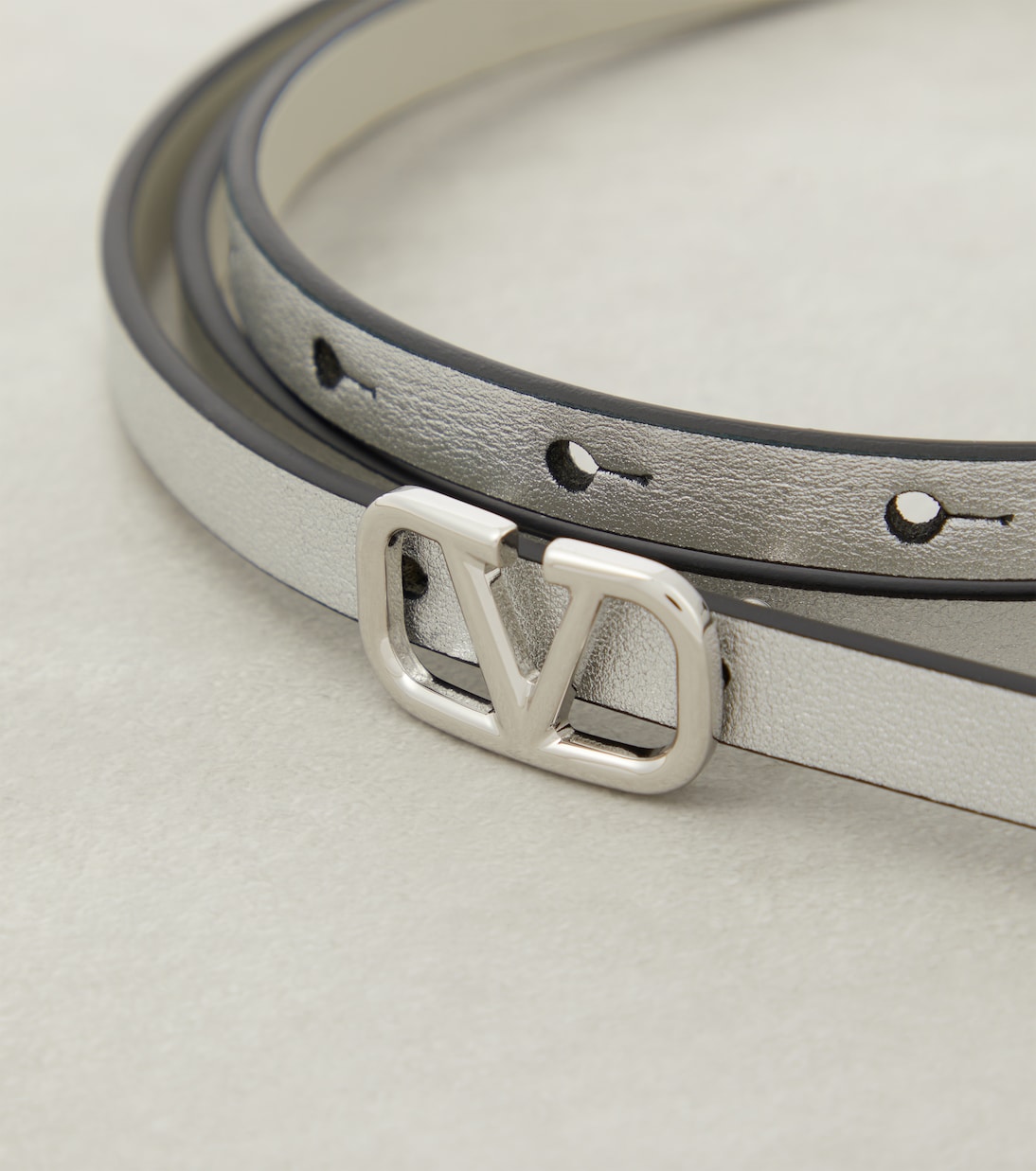 Cintura in pelle reversibile con logo V di Valentino Garavani, stile giovane e iconico