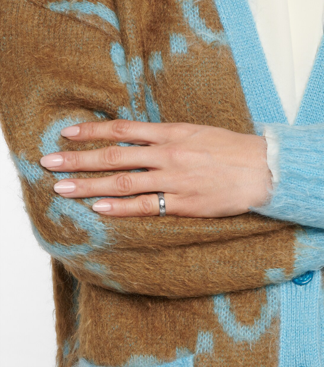 Anello in argento sterling con incisione GUCCI, stile giovane e moderno