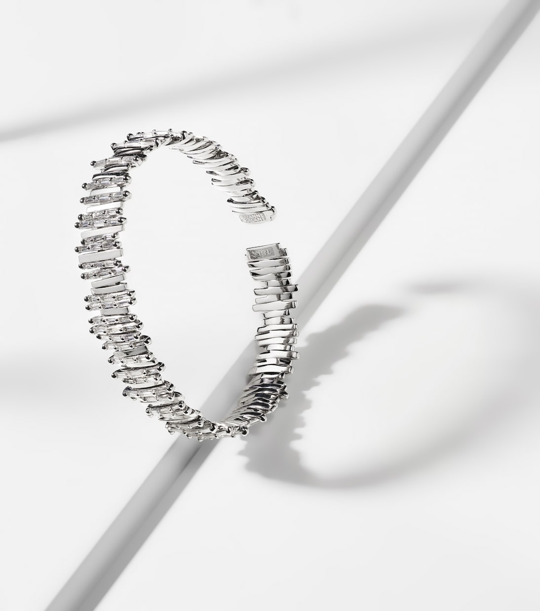 Bracciale in oro bianco 18kt con diamanti, design moderno per giovani trendsetter