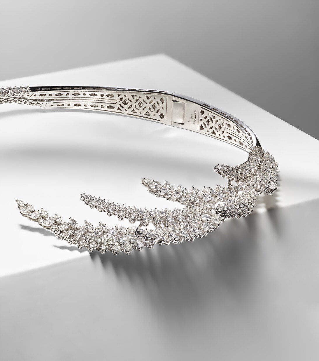 Collana YEPREM Y-Couture in oro bianco 18kt con diamanti, stile giovane e raffinato