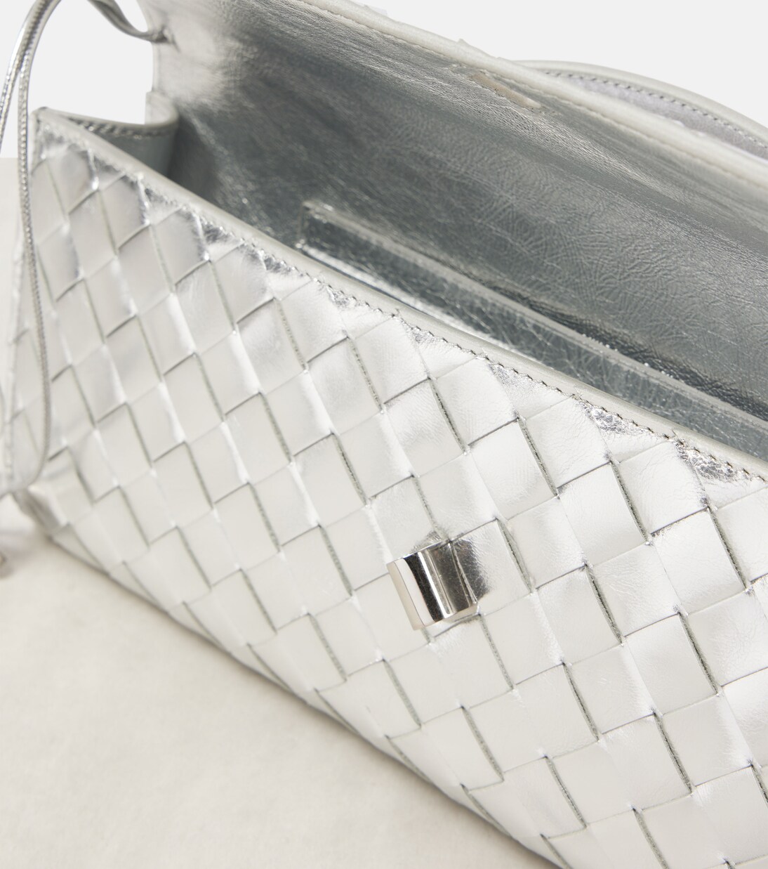 Andiamo Intrecciato编织金属感皮革手拿包 | Bottega Veneta