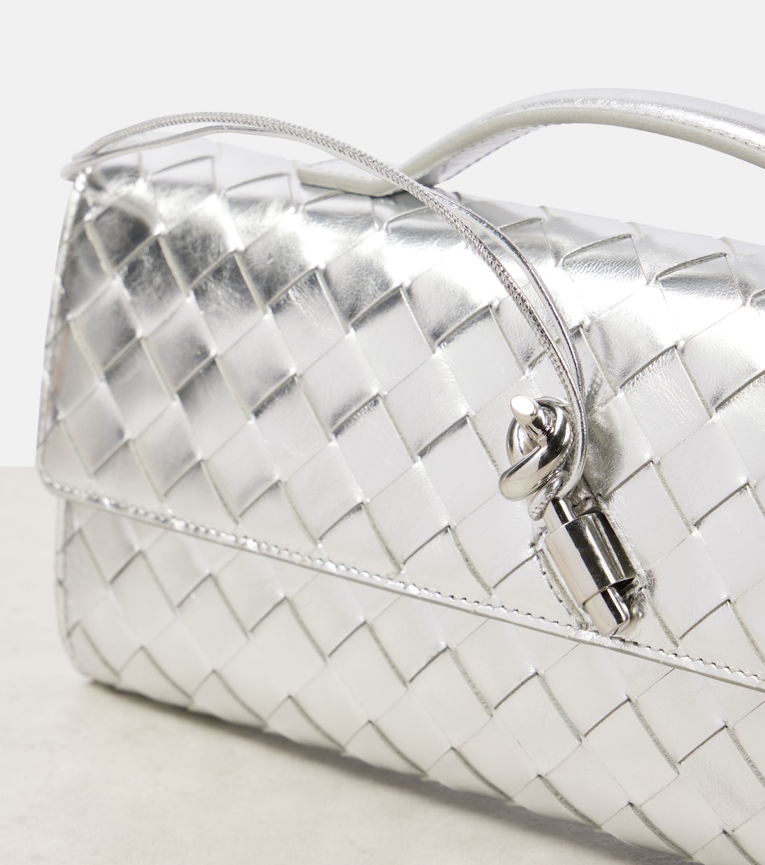 Andiamo Intrecciato编织金属感皮革手拿包 | Bottega Veneta