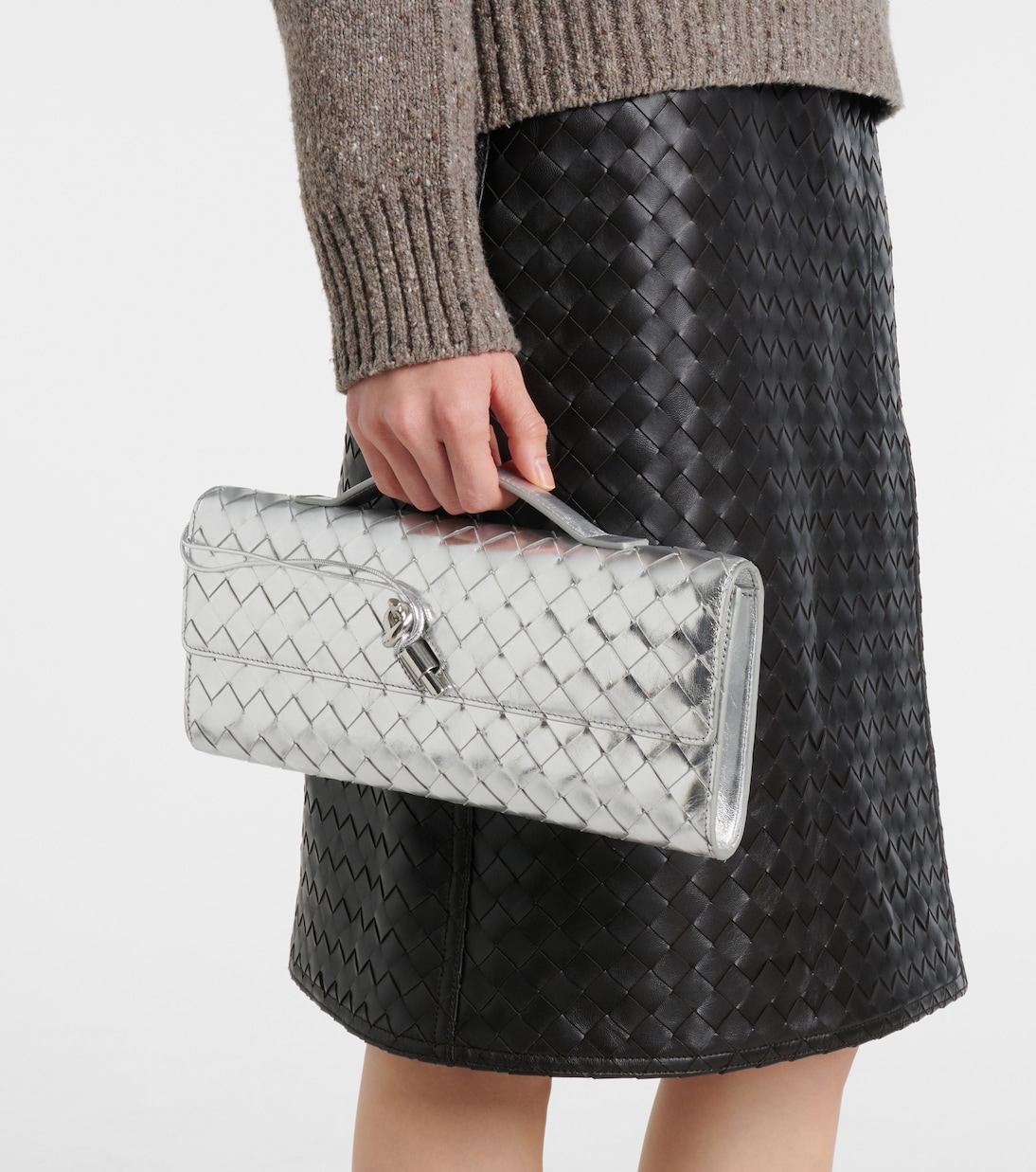Andiamo Intrecciato编织金属感皮革手拿包 | Bottega Veneta