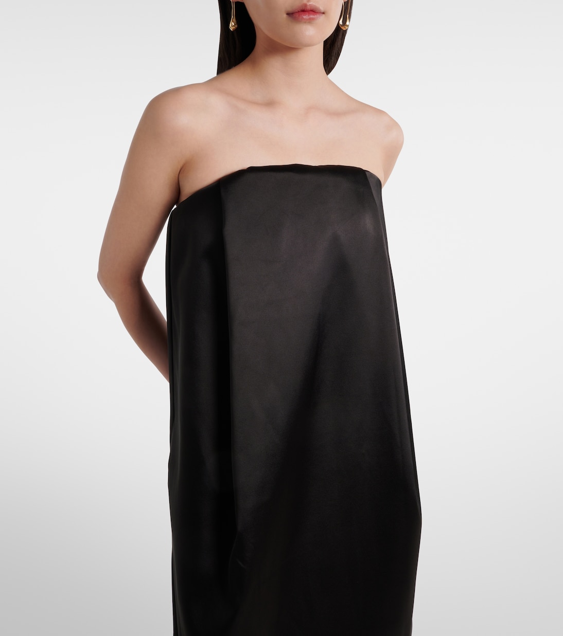 Off-Shoulder-Maxikleid aus Satin | Entire Studios