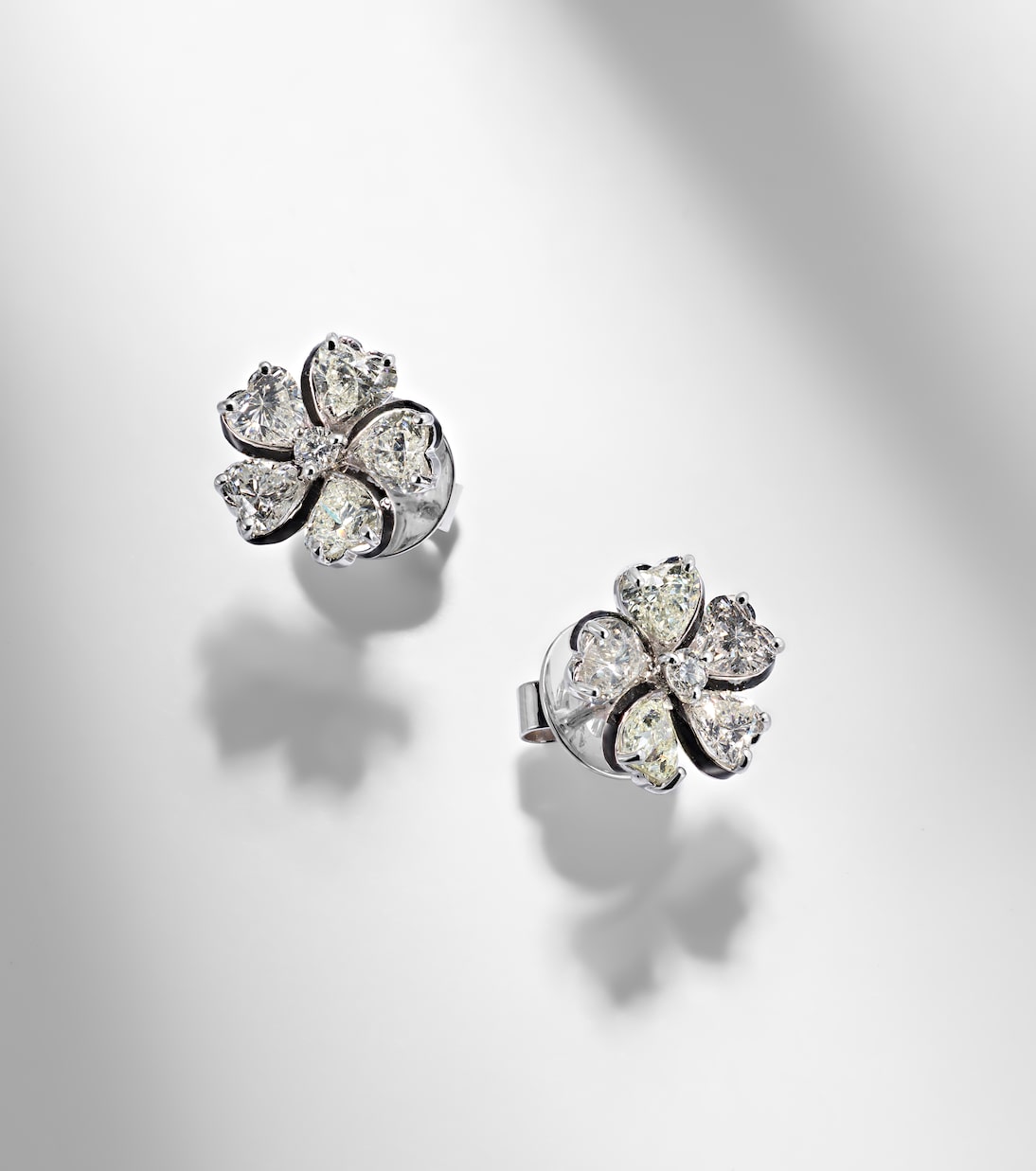 Love Petals 18kt white gold earrings with diamonds | Kamyen