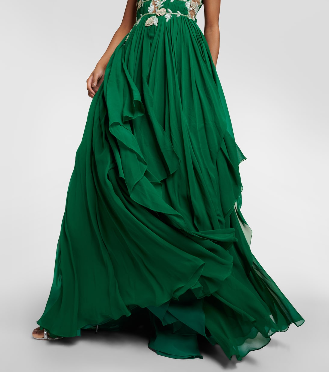Vestido de seda drapeado con escote en V y bordados Costarellos para jóvenes modernos