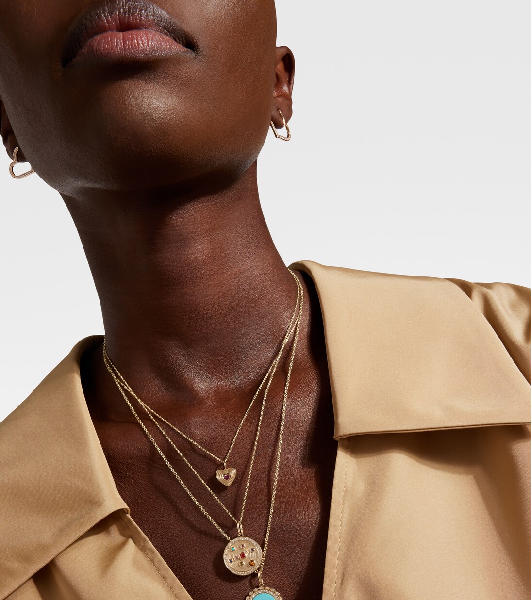 Collana in oro 14kt con cuore rigato e rubino, design Sydney Evan per giovani trendsetter