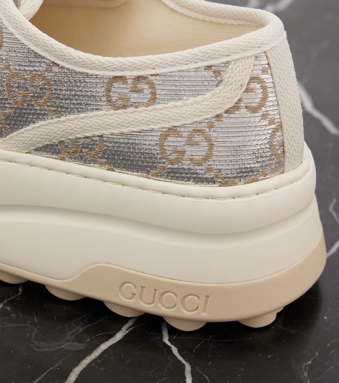 Scarpe da tennis GUCCI 1977 in tela GG con plateau, stile giovane e trendy