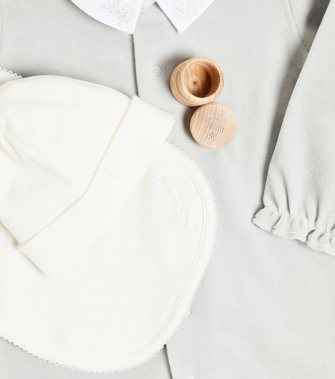 Baby Set aus Strampler, Mütze, Lätzchen und Milchzahndose | Bonpoint