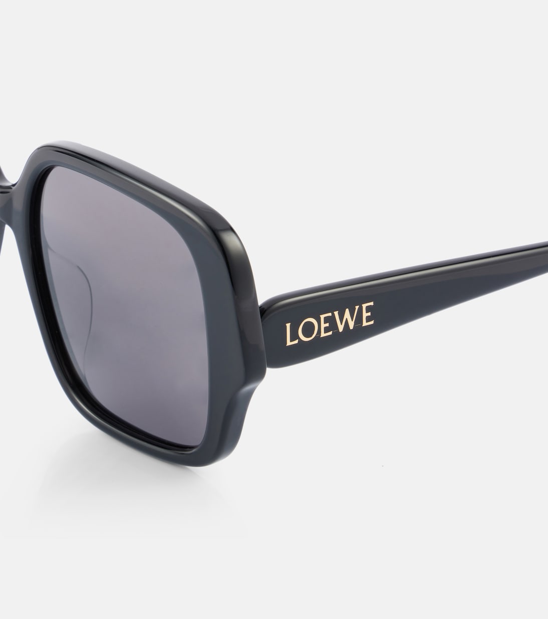 Occhiali da sole LOEWE oversize per uno stile giovane e audace