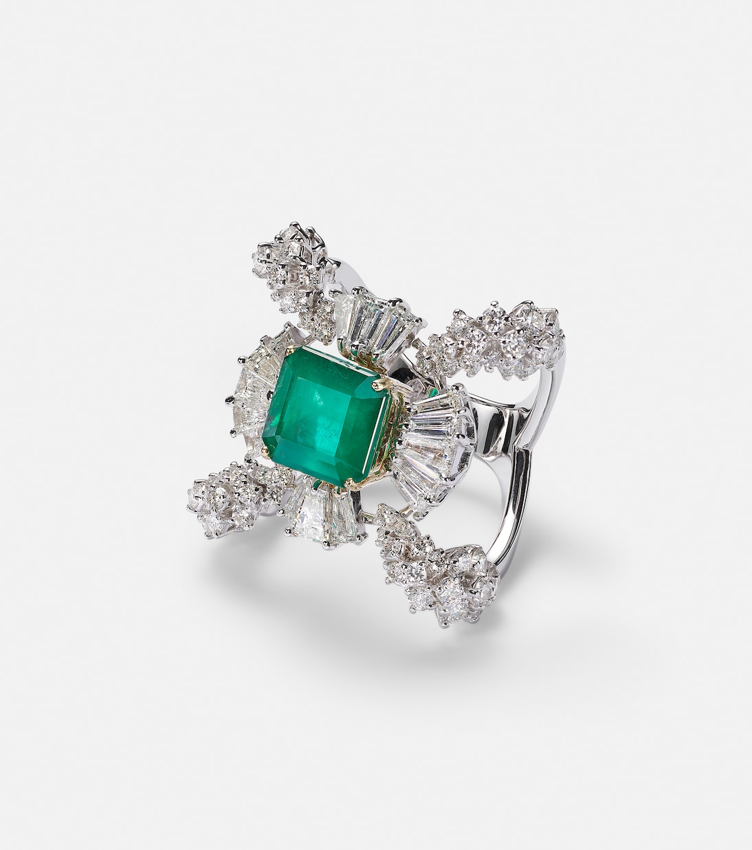 Reign Supreme 18kt white gold ring with emerald and diamonds | Yeprem